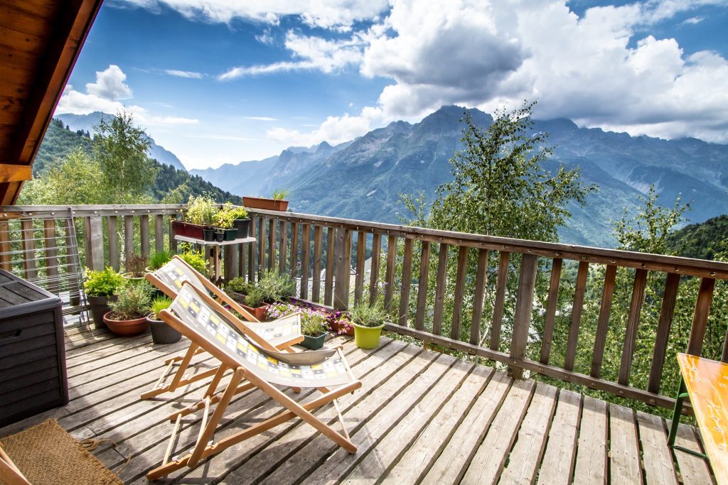 Terras van Chalet Beyond met ligstoelen en uitzicht op de bergen